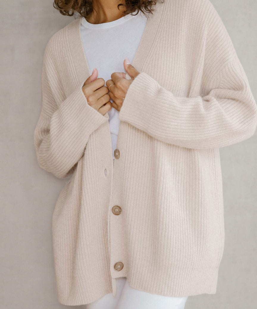 Elegant beige strikkejakke for kvinner