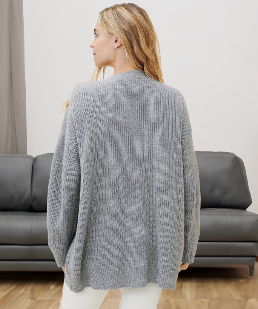 "Damen Strickjacke aus weichem Stoff in Schwarz, elegant mit Knopfleiste, ideal für Alltag und besondere Anlässe."