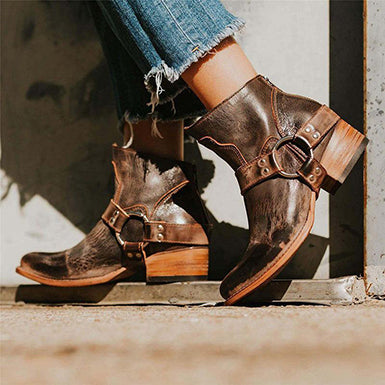 "Damen Wildleder Stiefeletten in Rosa, seitlich Ansicht, stilvoll und bequem für jede Gelegenheit."