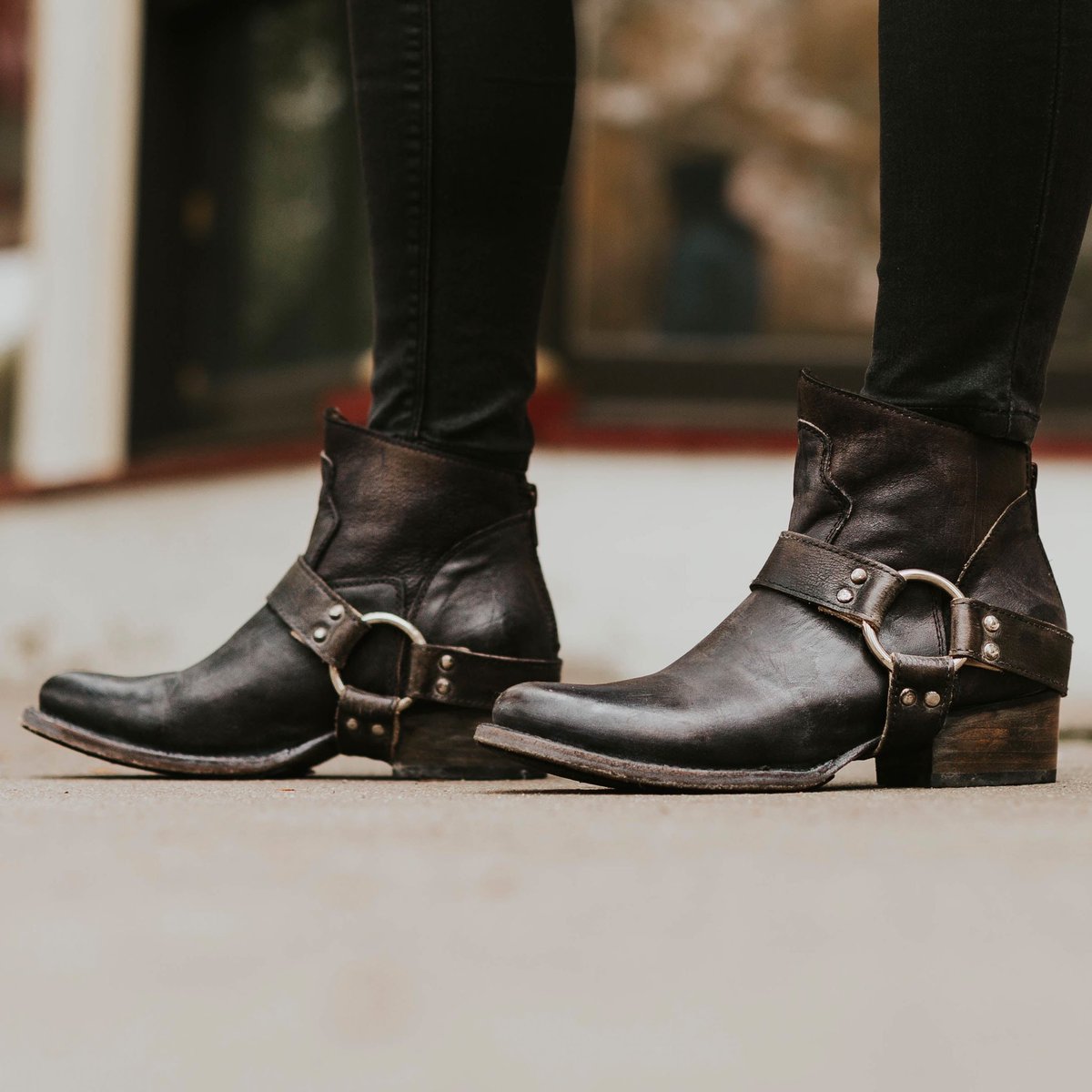 "Damen Wildleder Stiefeletten in Rosa, seitlich Ansicht, stilvoll und bequem für jede Gelegenheit."