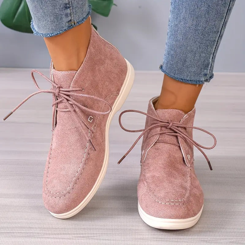 "Damen Wildleder Stiefeletten in Rosa, seitlich Ansicht, stilvoll und bequem für jede Gelegenheit."