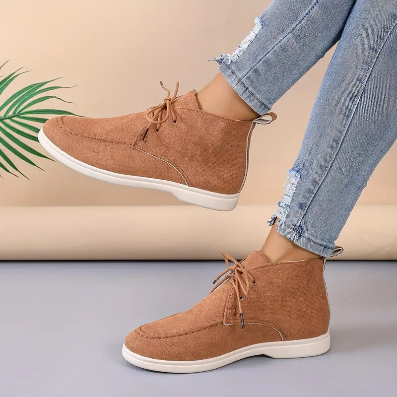 "Damen Wildleder Stiefeletten in Rosa, seitlich Ansicht, stilvoll und bequem für jede Gelegenheit."