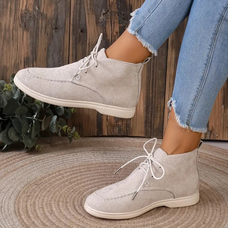 "Damen Wildleder Stiefeletten in Rosa, seitlich Ansicht, stilvoll und bequem für jede Gelegenheit."