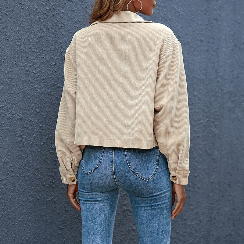 "Damen Übergangsjacke mit Reverskragen und Knopfverschluss in Khaki, Vorderansicht, ideal für Frühling und Herbst"