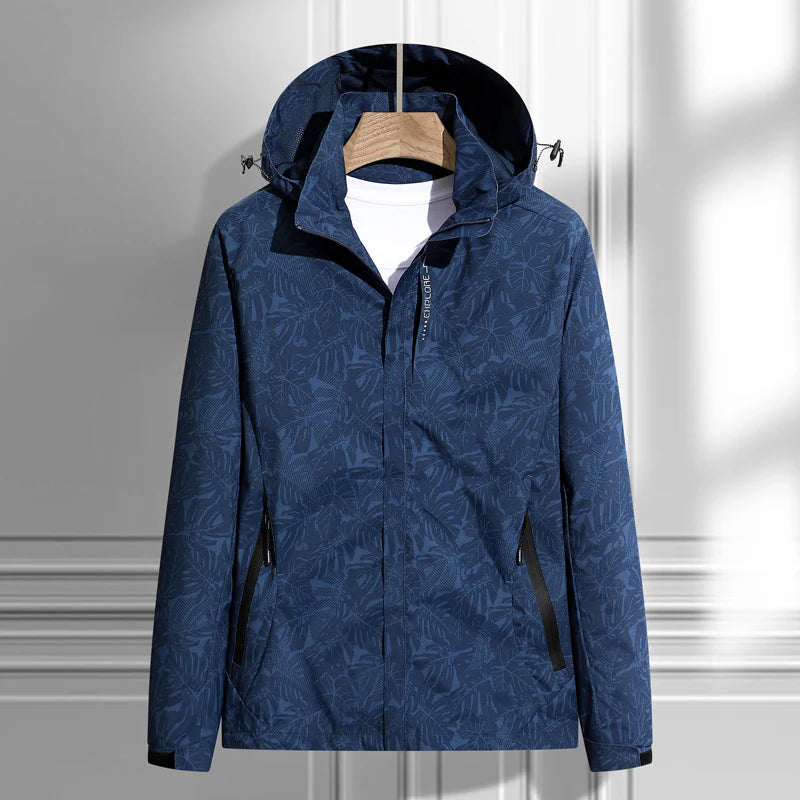 "Damen-Kapuzenjacke mit Reißverschluss, wasserdichtes Material, modisches Design, in regnerischer Landschaft"