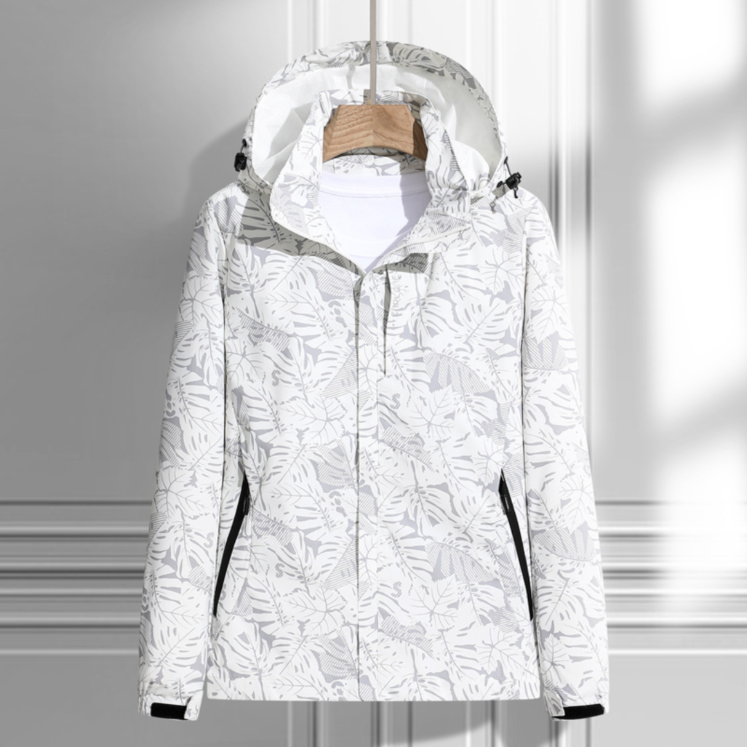 "Damen-Kapuzenjacke mit Reißverschluss, wasserdichtes Material, modisches Design, in regnerischer Landschaft"