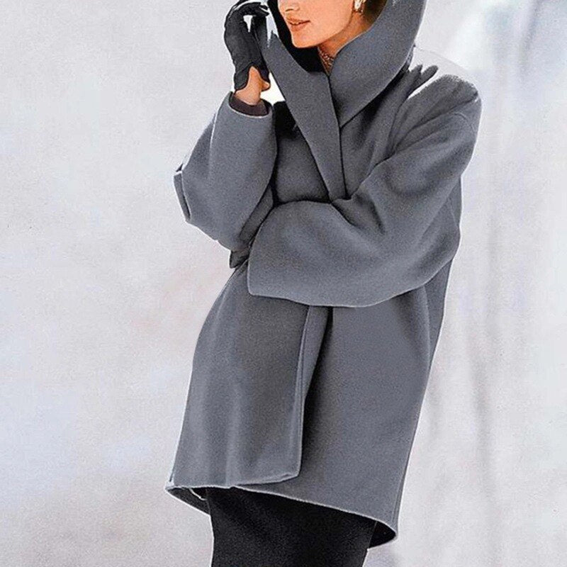 Damen-Wollmantel mit breitem Kragen in elegantem Design, ideale Wärme für den Winter, vielseitig kombinierbar.