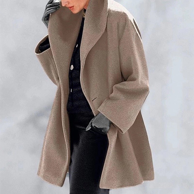 Damen-Wollmantel mit breitem Kragen in elegantem Design, ideale Wärme für den Winter, vielseitig kombinierbar.
