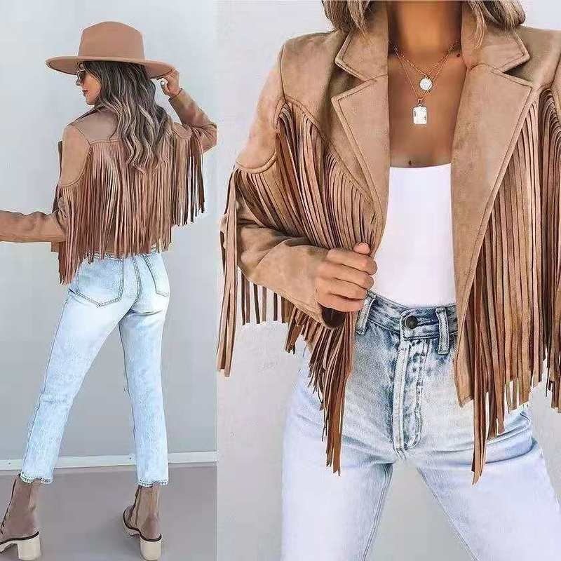 "Damenjacke aus weichem Wildleder mit Fransen und Reverskragen, vielseitig für elegante und lässige Anlässe tragbar."