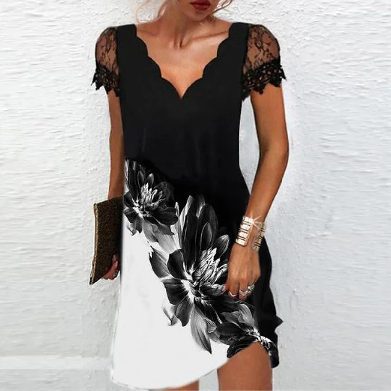 "Damenkleid Mini Sommer mit V-Ausschnitt, Blumenmuster, florales Design für stilvolle Outfits, Frontansicht"