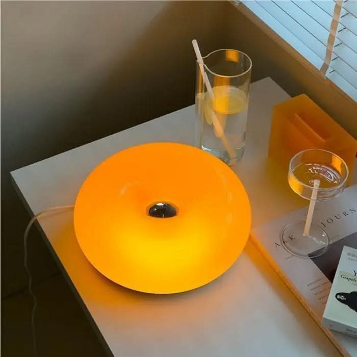 "Donut Tischlampe mit LED, runden Formen, Touch-Dimmer, in edlem Glas und Metall, ideal als stilvolle Tischleuchte."
