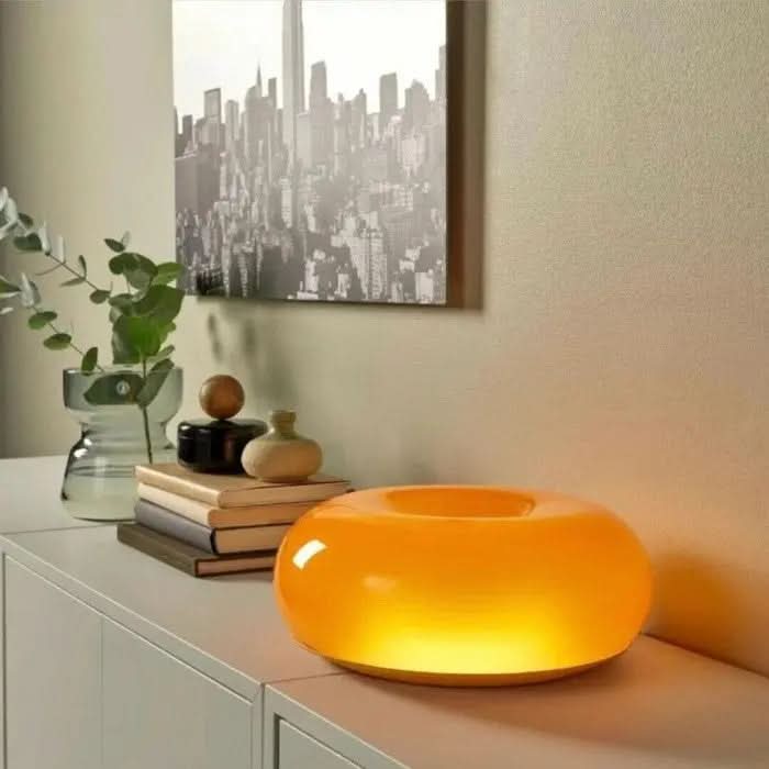 "Donut Tischlampe mit LED, runden Formen, Touch-Dimmer, in edlem Glas und Metall, ideal als stilvolle Tischleuchte."
