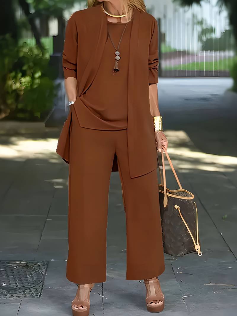 "Dreiteiliges Damen-Ensemble, elegant und vielseitig, in zeitlosem Design für komfortable Anlässe."
