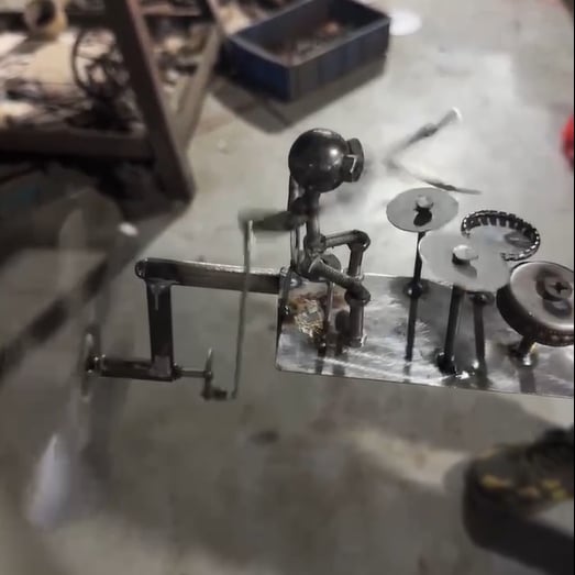 Einzigartiges handgeschweißtes Windrad mit Gitarrenmotiv, Musikerfiguren für die Dekoration von Garten, Balkon oder Terrasse.