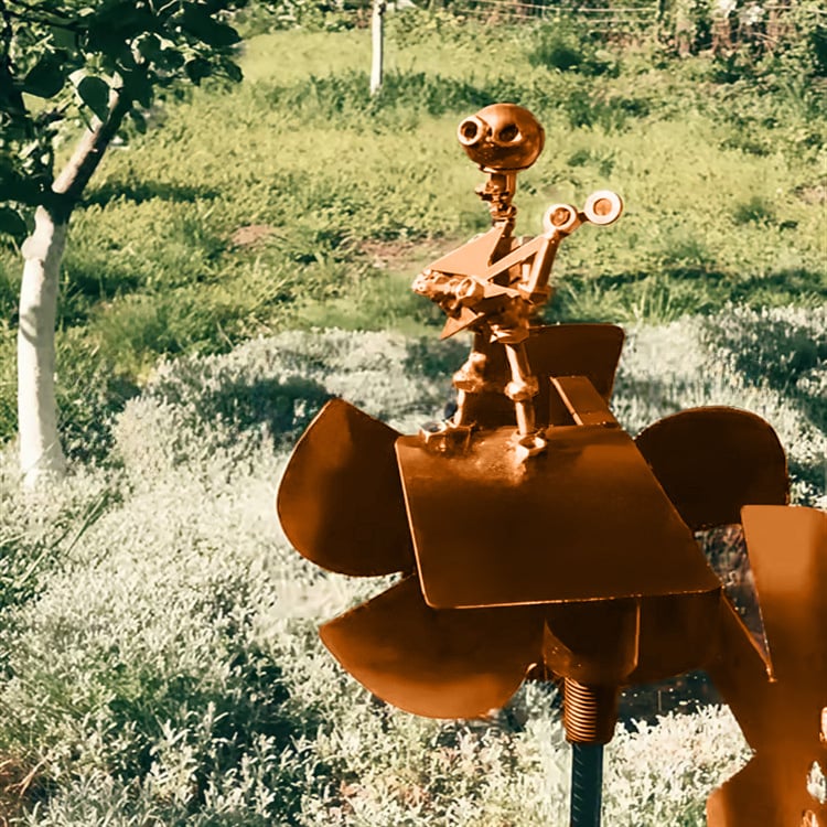 Einzigartiges handgeschweißtes Windrad mit Gitarrenmotiv, Musikerfiguren für die Dekoration von Garten, Balkon oder Terrasse.