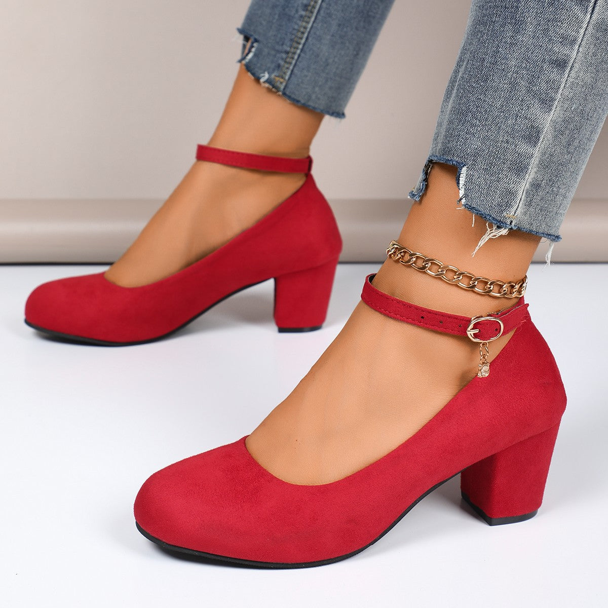 Elegante Damen Blockabsatz-Pumps in Rot-Schwarz aus Velours mit verstellbarem Knöchelriemen für stilvollen Tragekomfort.