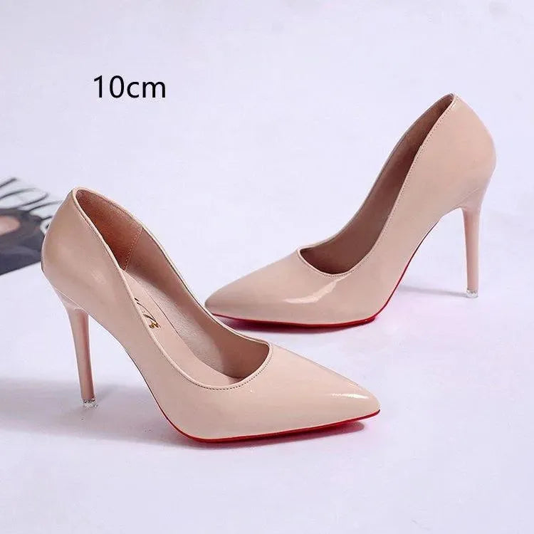 Elegante Damen Plateau-Stilettos mit einfarbigem Design und kunstvoller Linienführung, ideal für stilvolle Auftritte.