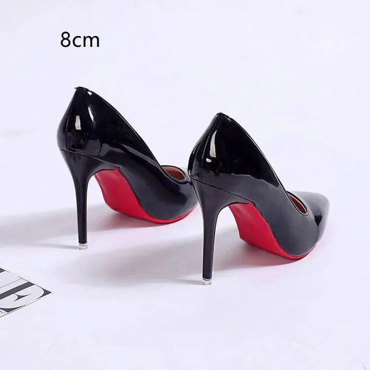 Elegante Damen Plateau-Stilettos mit einfarbigem Design und kunstvoller Linienführung, ideal für stilvolle Auftritte.