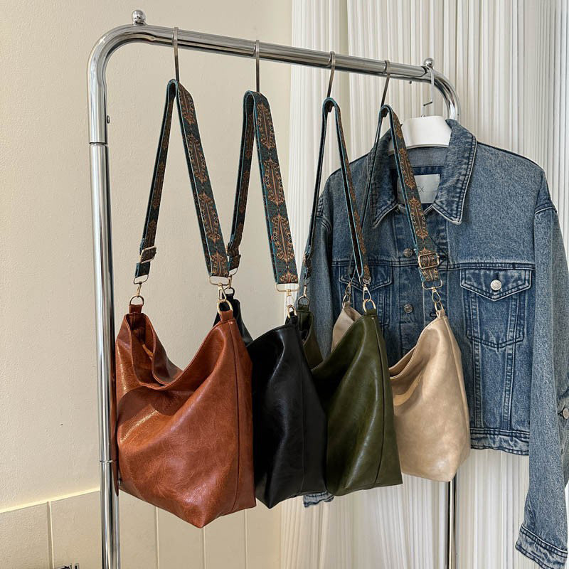 Elegante Damen Schultertasche in Vintage-Optik, Vorderansicht, beige Farbe, stilvoll, praktisch, robustes PU-Material.