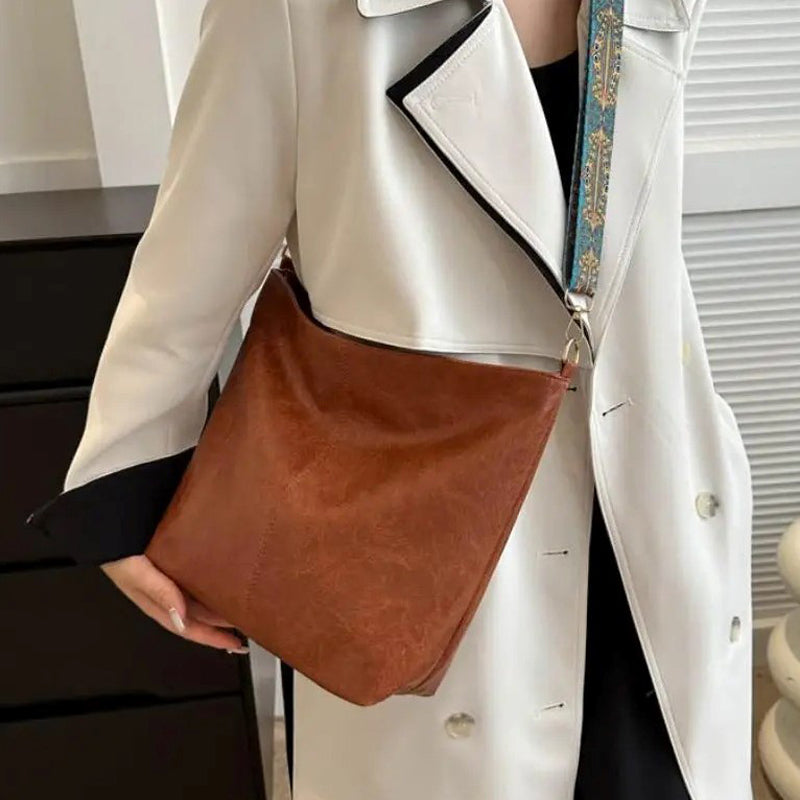 Elegante Damen Schultertasche in Vintage-Optik, Vorderansicht, beige Farbe, stilvoll, praktisch, robustes PU-Material.