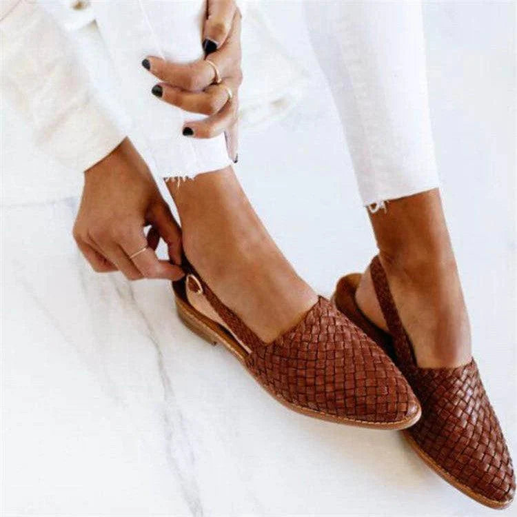 "Elegante Damen-Ledersandalen mit Flechtschnalle, perfekt für vielseitige Outfits, in Blau zu sehen"