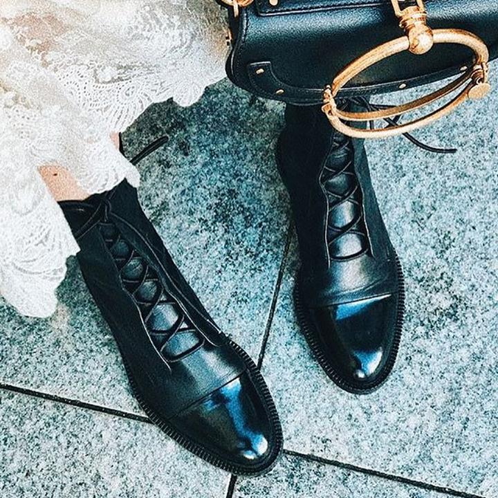 Elegante Damen-Stiefeletten mit Absatz, Vintage-Design, schwarzes Öko-Leder, warmes Baumwollfutter, klassische Schnürung.