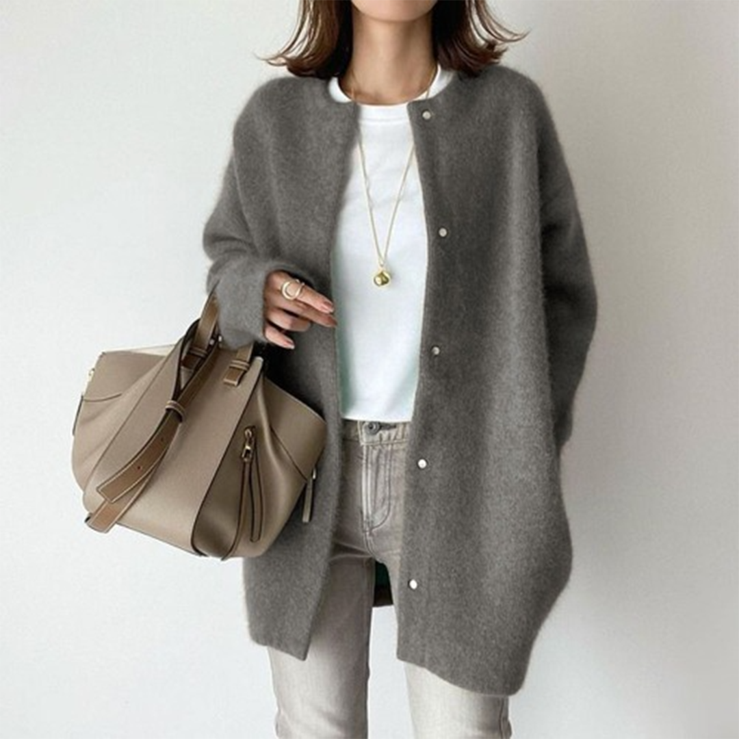 "Elegante Damen-Strickjacke mit entspanntem Schnitt, warmem Stoff und stilvollen Details in dynamischer Pose"