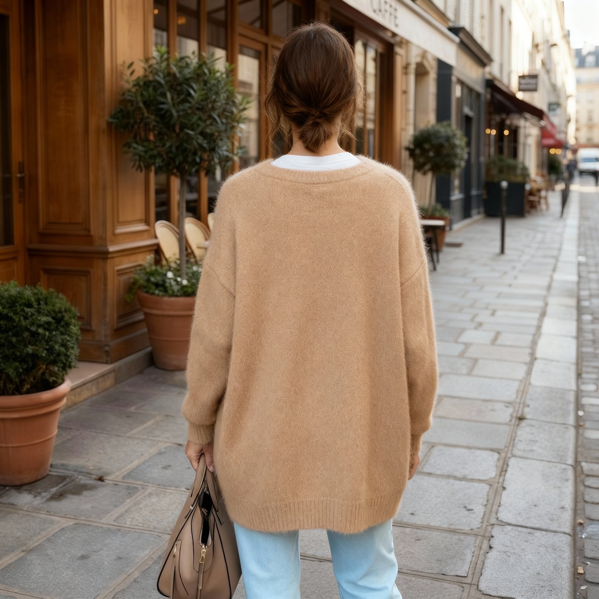 "Elegante Damen-Strickjacke mit entspanntem Schnitt, warmem Stoff und stilvollen Details in dynamischer Pose"