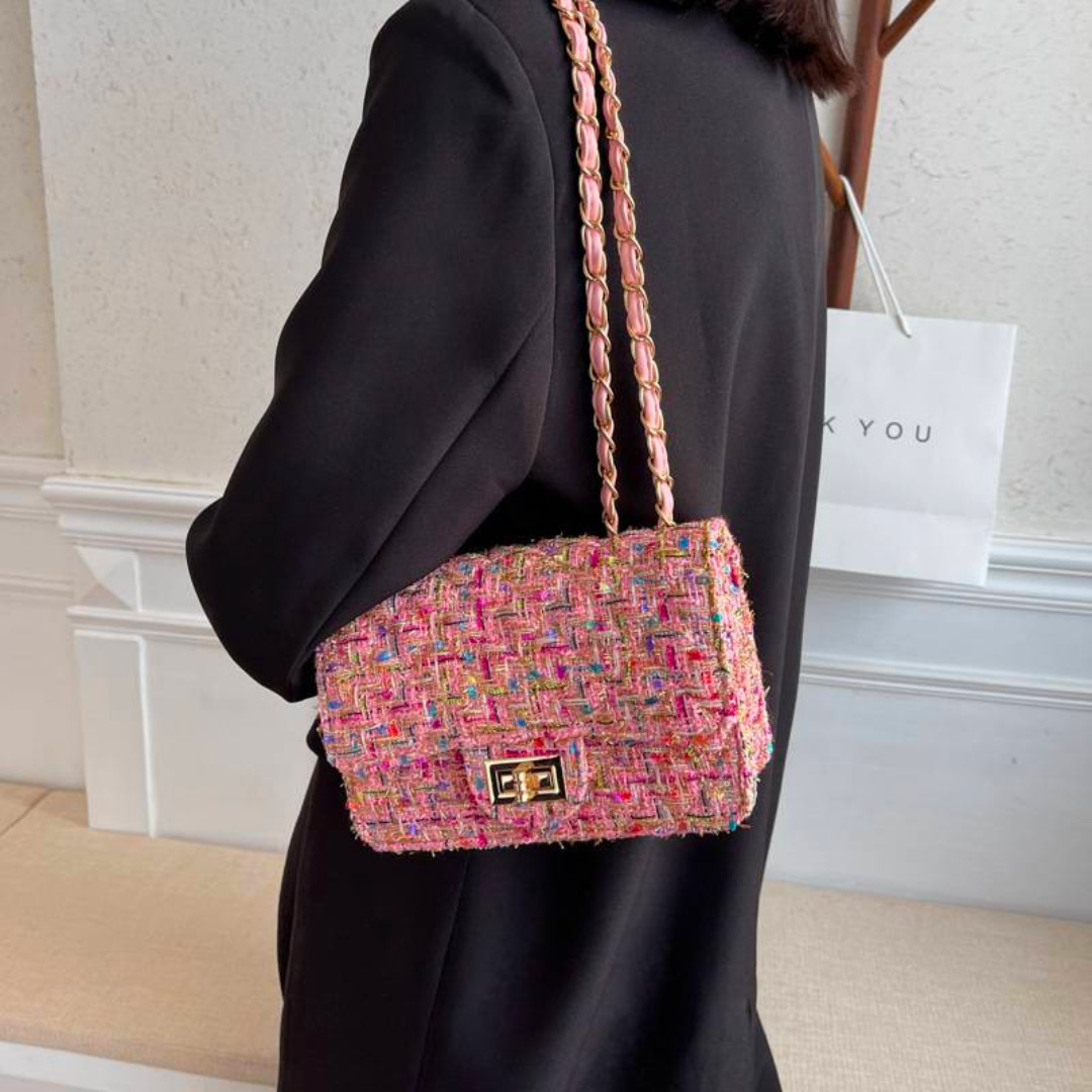 Elegante Damen-Umhängetasche in Rosa, Seitenansicht, zeitloses Design, 14x8x21 cm, modisches Accessoire für jeden Anlass.