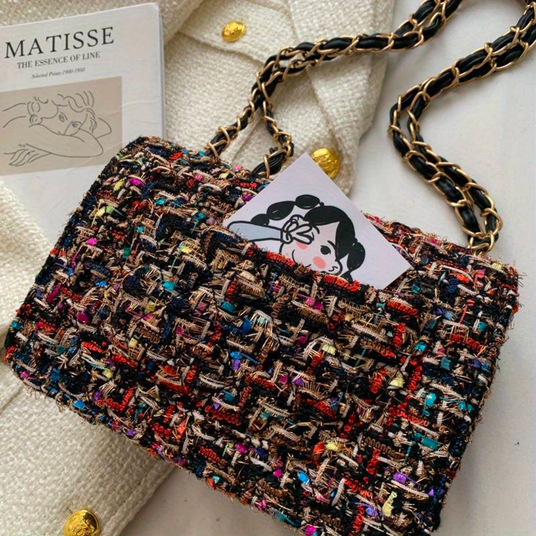 Elegante Damen-Umhängetasche in Rosa, Seitenansicht, zeitloses Design, 14x8x21 cm, modisches Accessoire für jeden Anlass.
