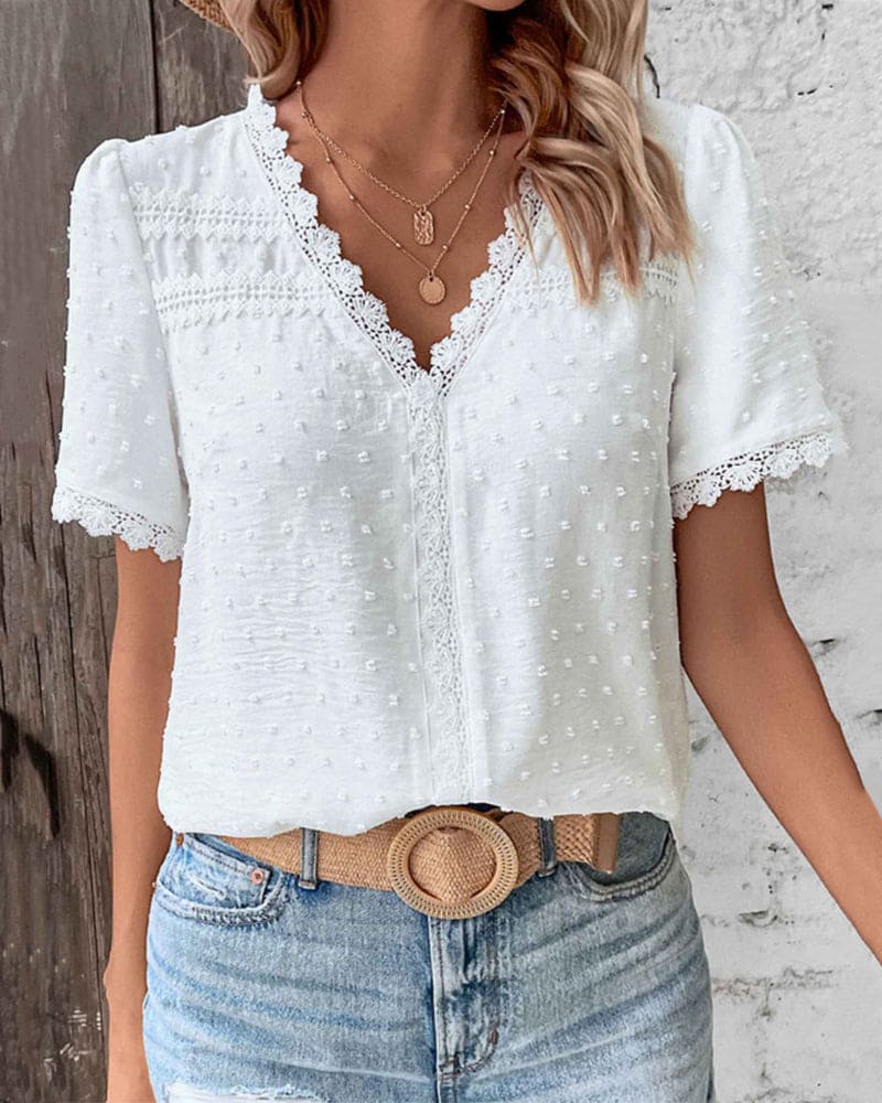 "Elegante Damenbluse Romy mit V-Ausschnitt und kurzen Ärmeln, ideal für Sommermode und vielseitige Anlässe."