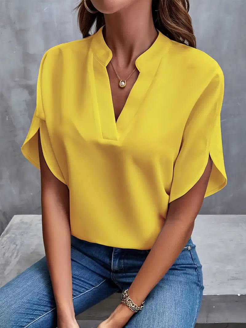 Elegante Damenbluse in hellem Stoff, ideal für Alltag und Büro, Vorderansicht mit klassischem Design und leichter Passform.