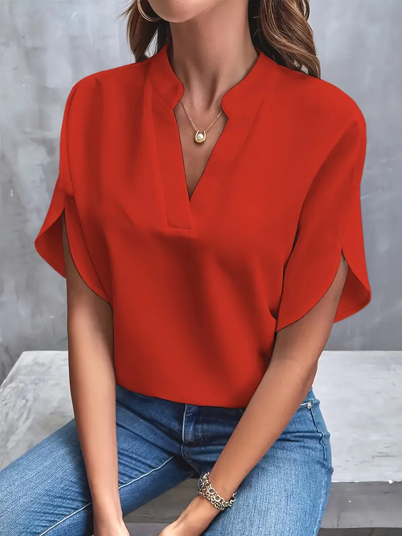 Elegante Damenbluse in hellem Stoff, ideal für Alltag und Büro, Vorderansicht mit klassischem Design und leichter Passform.