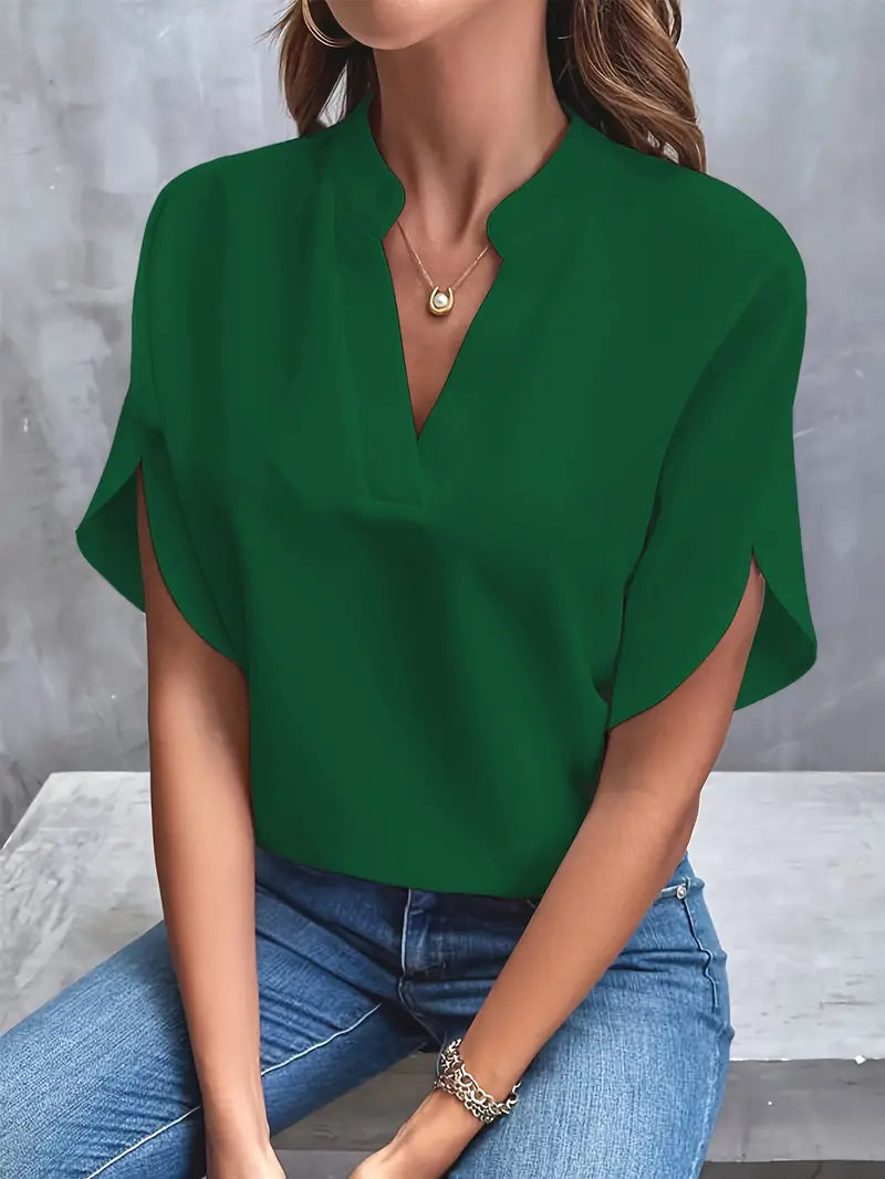 Elegante Damenbluse in hellem Stoff, ideal für Alltag und Büro, Vorderansicht mit klassischem Design und leichter Passform.