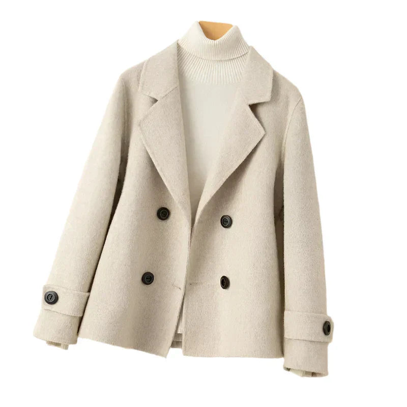 "Elegante Damenjacke aus luxuriösem Stoff in stilvoller, taillierter Passform, ideal für vielseitige Outfits."
