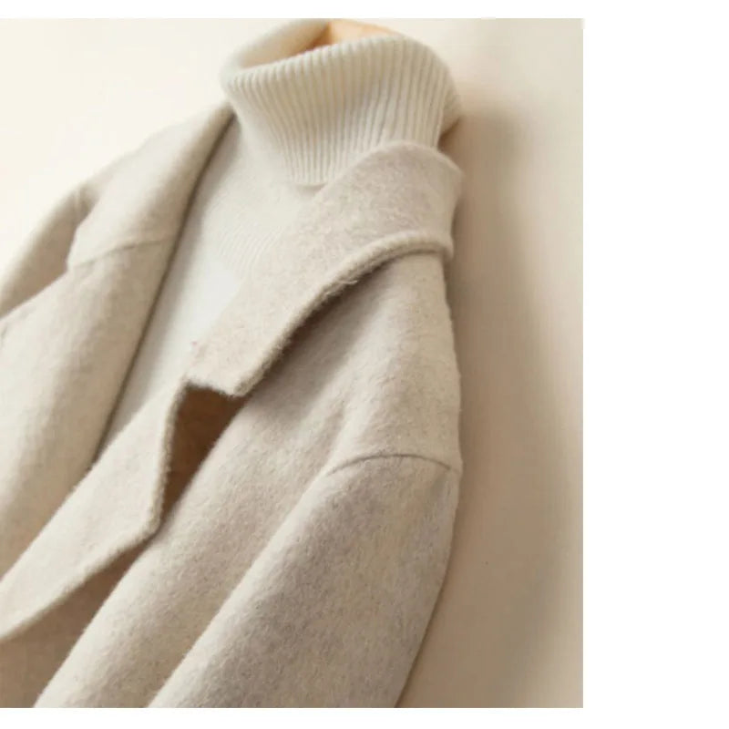 "Elegante Damenjacke aus luxuriösem Stoff in stilvoller, taillierter Passform, ideal für vielseitige Outfits."