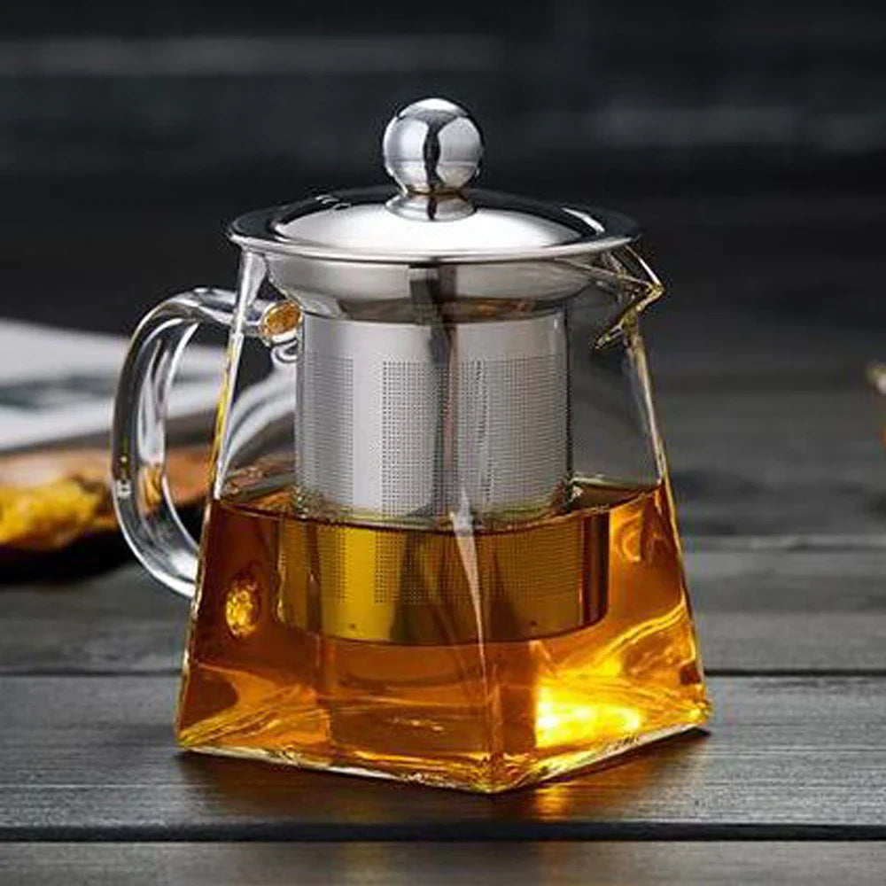 Elegante Glas-Teekanne mit Edelstahlsieb, hitzebeständig, spülmaschinenfest, ideal für losen Tee; erhältlich in 3 Größen.