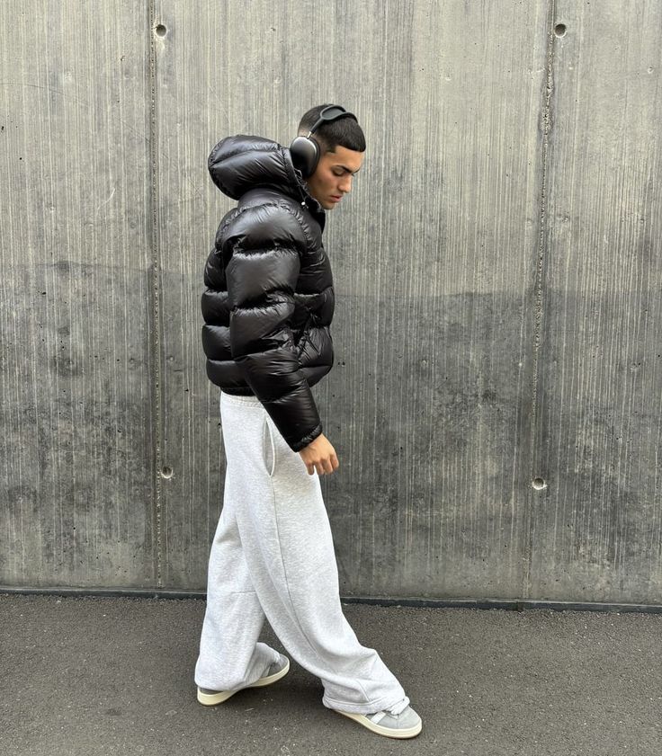 "Elegante Herren Pufferjacke, wasserabweisend, federleicht, mit glänzendem Finish und hohem Kragen für stilvolle Auftritte."