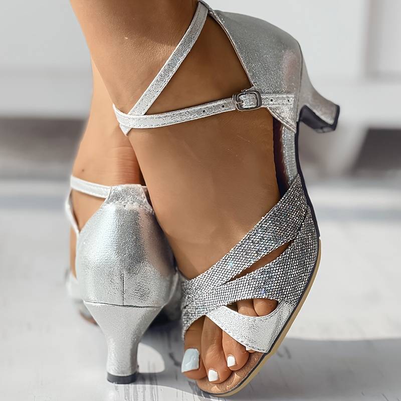 Elegante High Heels, glitzernde Pailletten, komfortabler Absatz, ideal für Hochzeiten und Events. Luxuriöser Look.