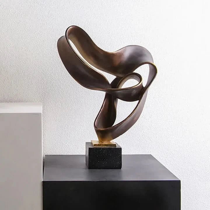Elegante Kunstharz-Skulptur mit fließenden Linien, verleiht Räume zeitlose künstlerische Eleganz. Perfekte Wohn- und Gartende