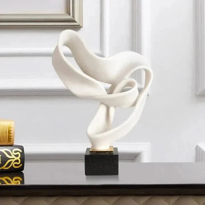 Elegante Kunstharz-Skulptur mit fließenden Linien, verleiht Räume zeitlose künstlerische Eleganz. Perfekte Wohn- und Gartende