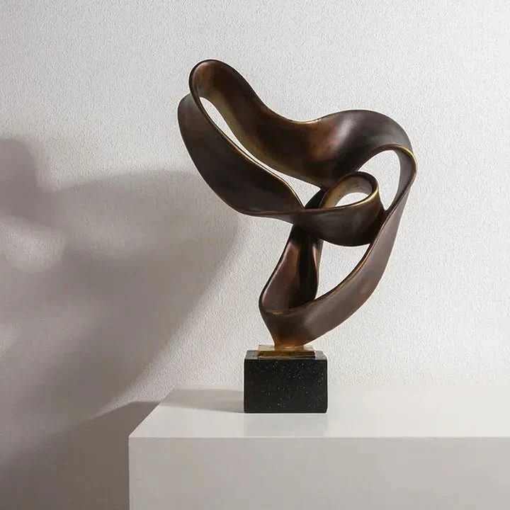Elegante Kunstharz-Skulptur mit fließenden Linien, verleiht Räume zeitlose künstlerische Eleganz. Perfekte Wohn- und Gartende