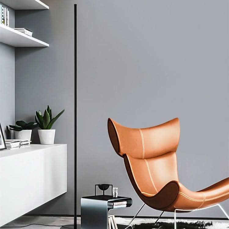 "Elegante LED-Stehlampe, minimalistisch und schlank, bietet warmweiße, blendfreie Beleuchtung für stilvolle Raumgestaltung."