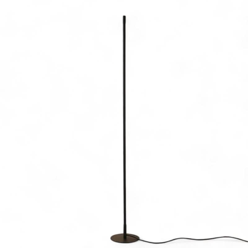 "Elegante LED-Stehlampe, minimalistisch und schlank, bietet warmweiße, blendfreie Beleuchtung für stilvolle Raumgestaltung."