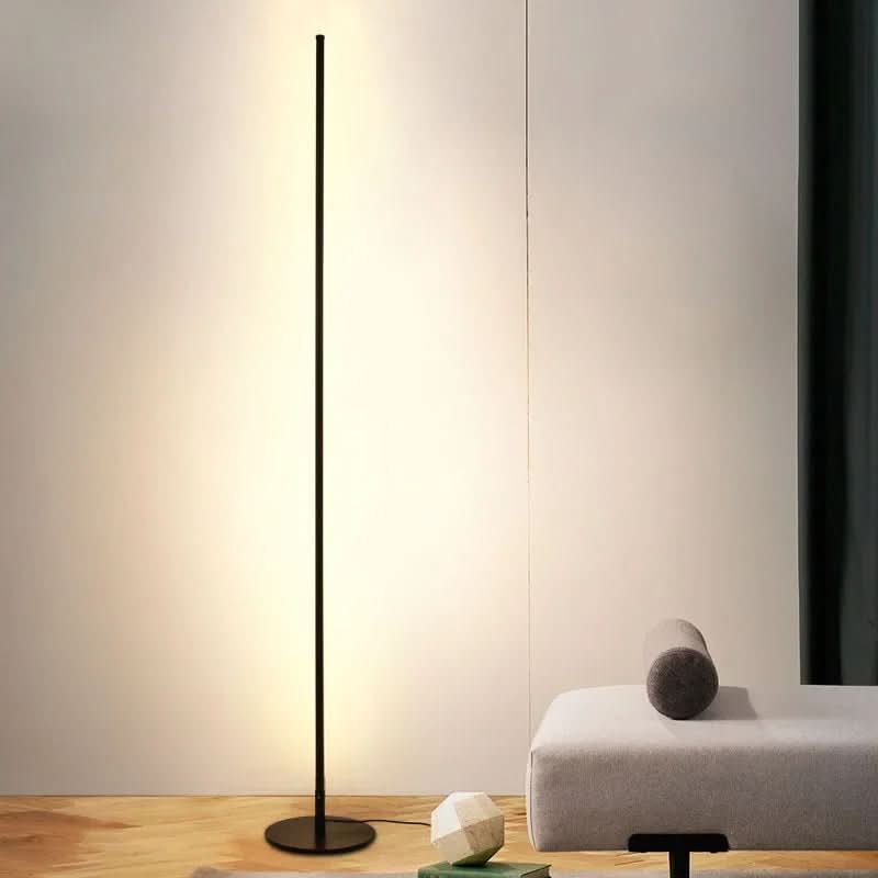 "Elegante LED-Stehlampe, minimalistisch und schlank, bietet warmweiße, blendfreie Beleuchtung für stilvolle Raumgestaltung."