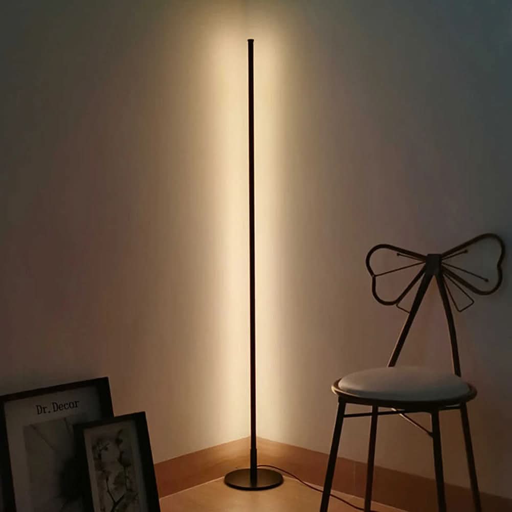 "Elegante LED-Stehlampe, minimalistisch und schlank, bietet warmweiße, blendfreie Beleuchtung für stilvolle Raumgestaltung."