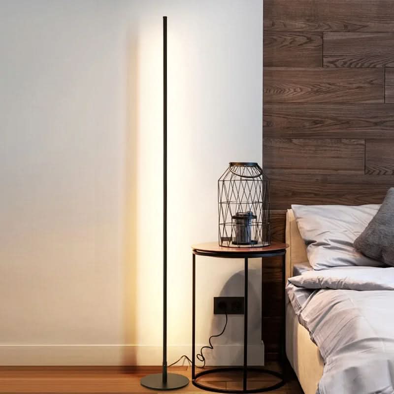 "Elegante LED-Stehlampe, minimalistisch und schlank, bietet warmweiße, blendfreie Beleuchtung für stilvolle Raumgestaltung."
