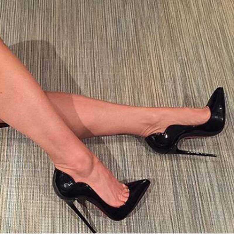 Elegante Stiletto-Pumps aus Lackleder mit spitzer Zehenpartie, hohe Absätze, ideal für elegante Anlässe oder glamouröse Outfi