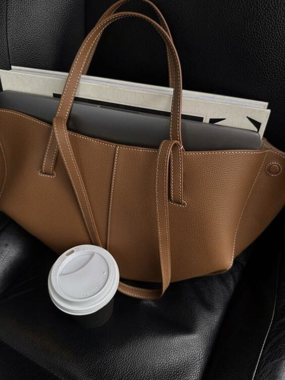 "Elegante Vintage Damen Tote Bag aus Leder mit geräumigem Inneren und vielseitigem Design, Frontansicht"