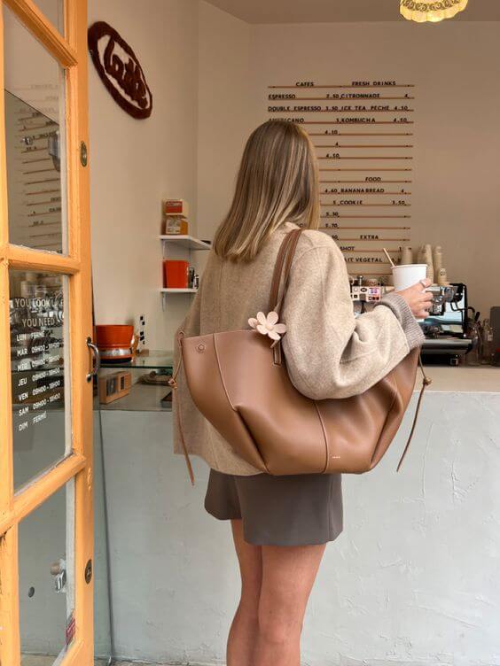 "Elegante Vintage Damen Tote Bag aus Leder mit geräumigem Inneren und vielseitigem Design, Frontansicht"